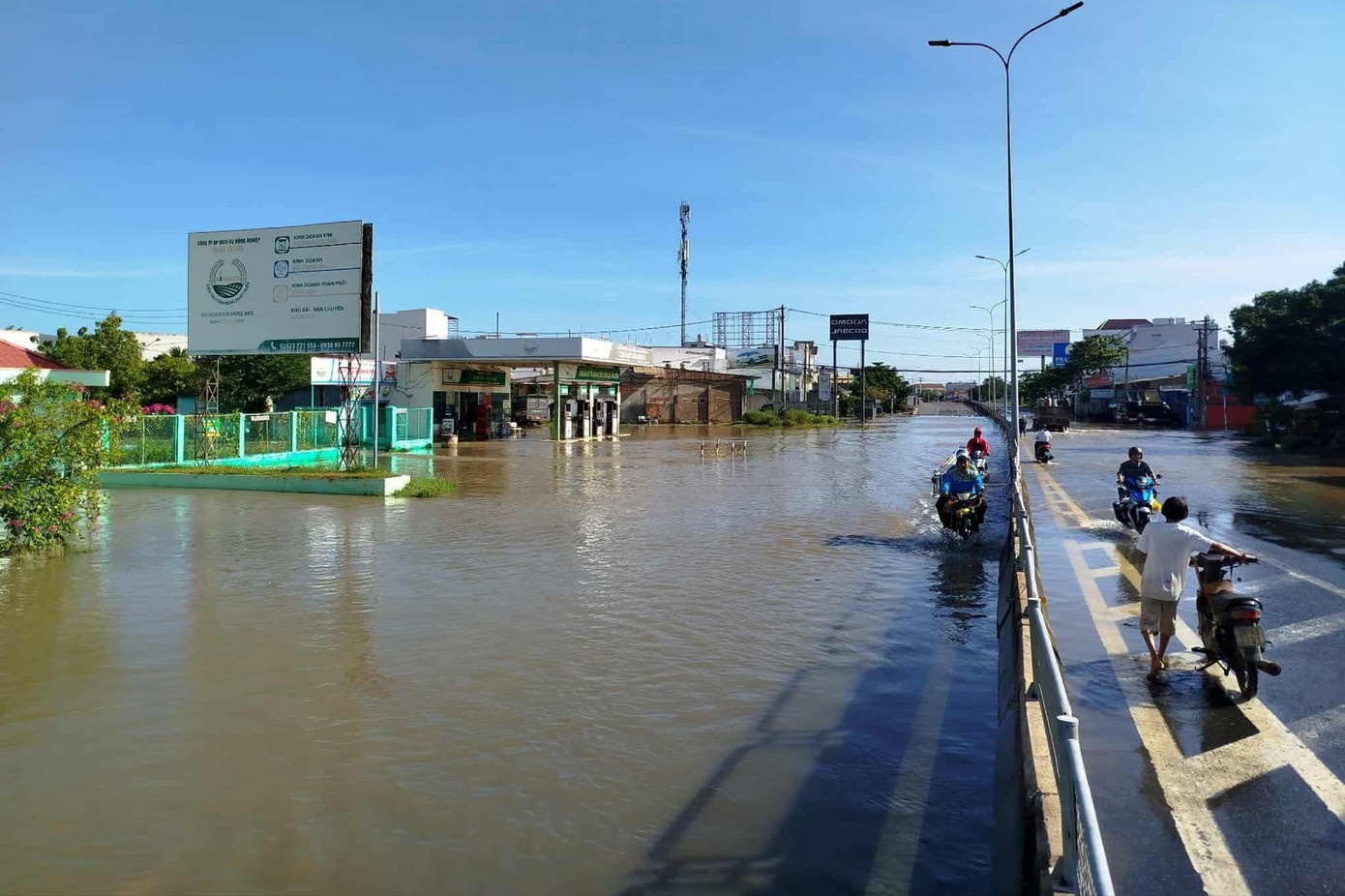 Hon 6.000 can nha o Lam Dong chim trong nuoc, nhieu noi van ngap nang hinh anh