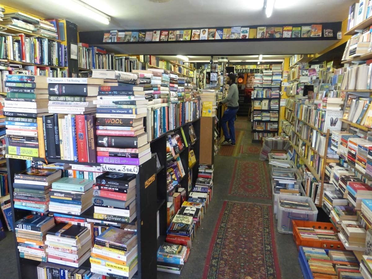hieu sach o London mo cua tro lai anh 1