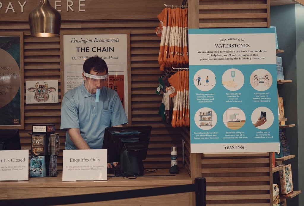 Tiem sach o London dong khach bat ngo ngay mo ban tro lai hinh anh