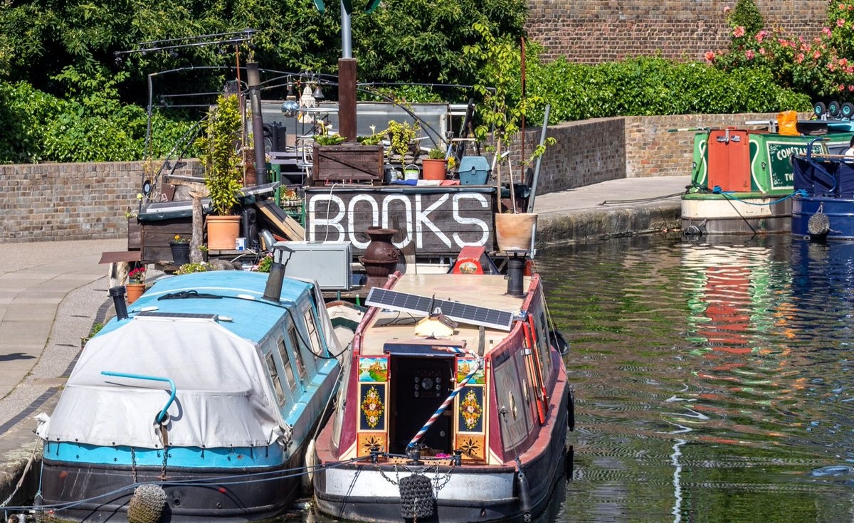 hieu sach o London mo cua tro lai anh 3