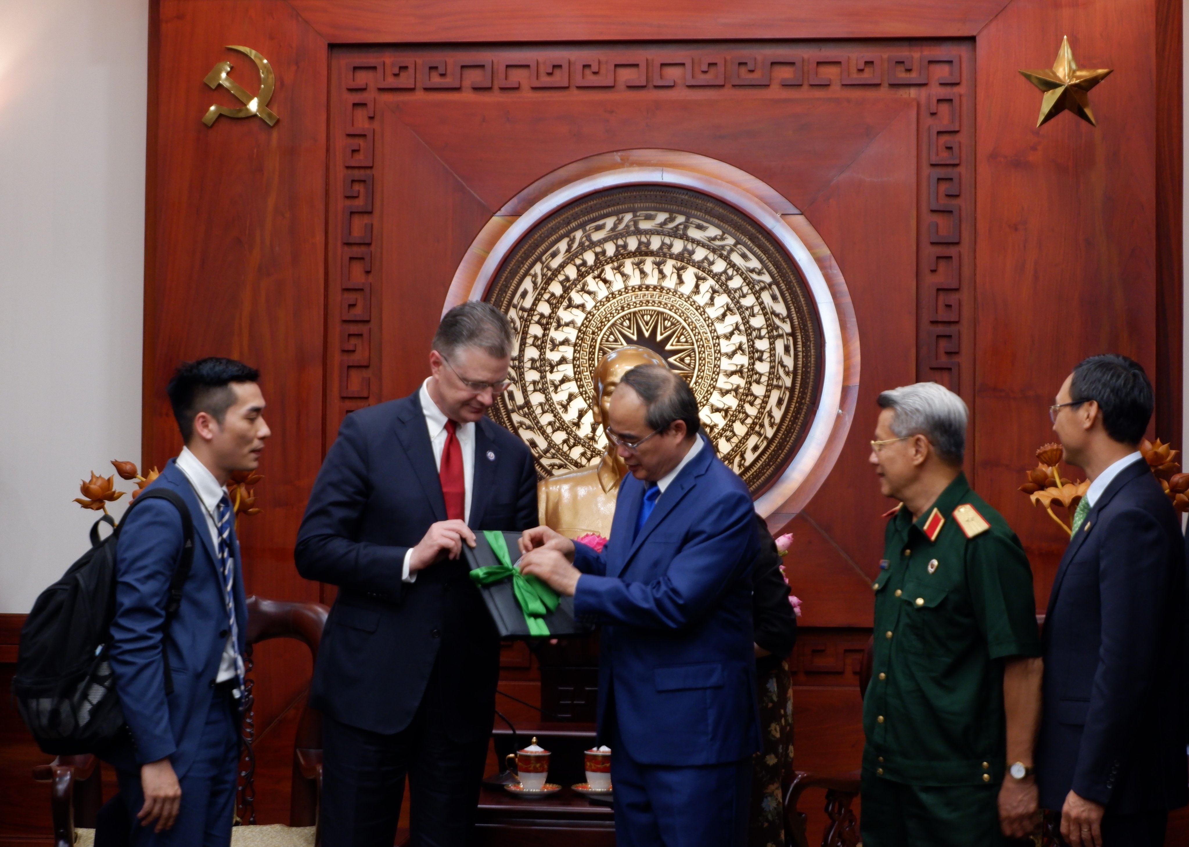 bi thu Nhan gap dai su My anh 2