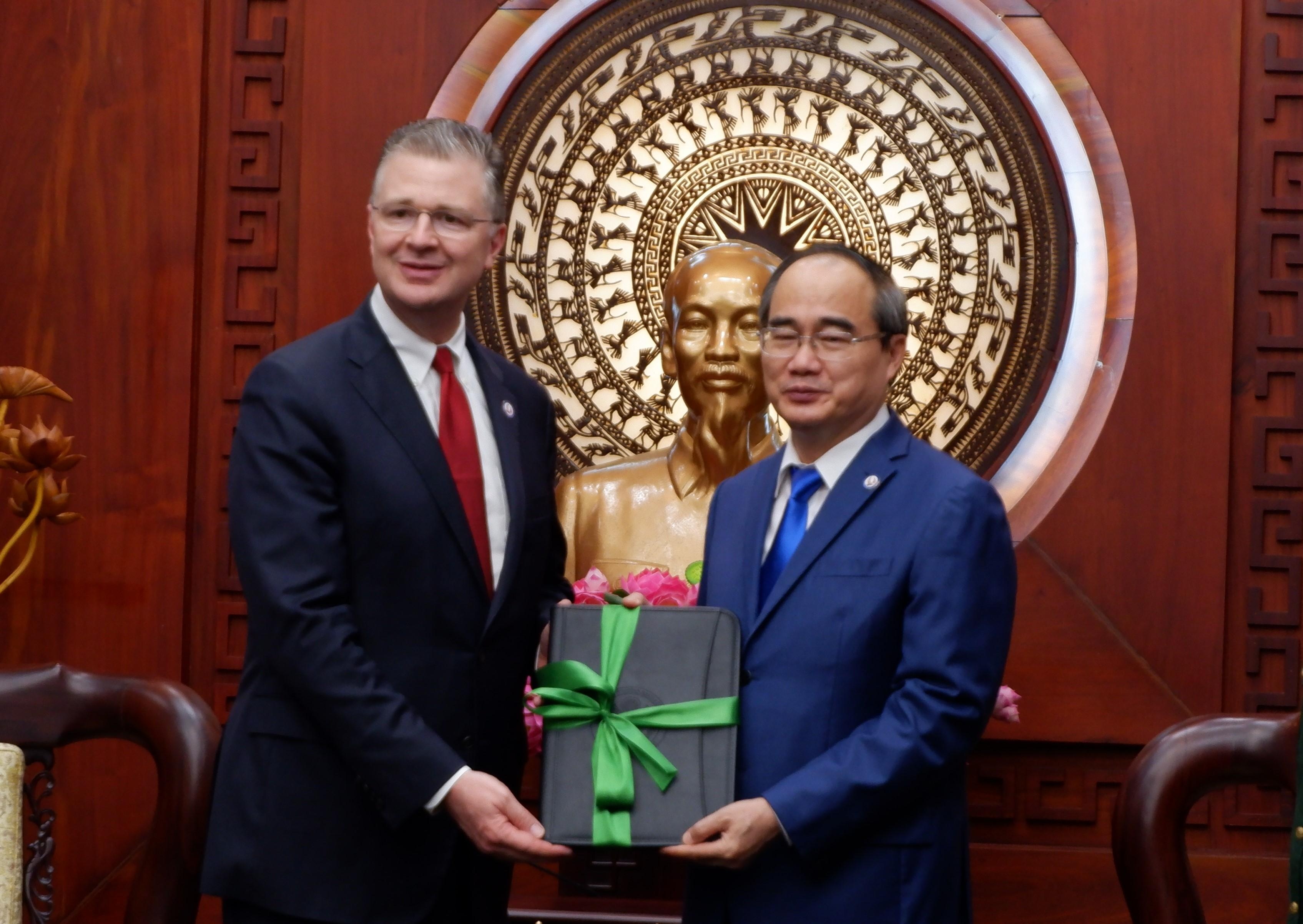 Dai su My tai Viet Nam: Luc hoan nan moi biet ai la ban hinh anh