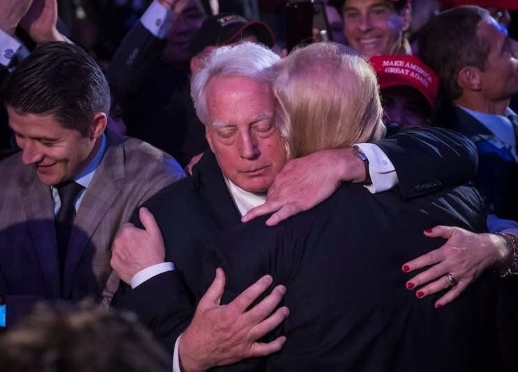 Bi mat chan dong ve gia dinh TT Trump tu cuon sach moi hinh anh