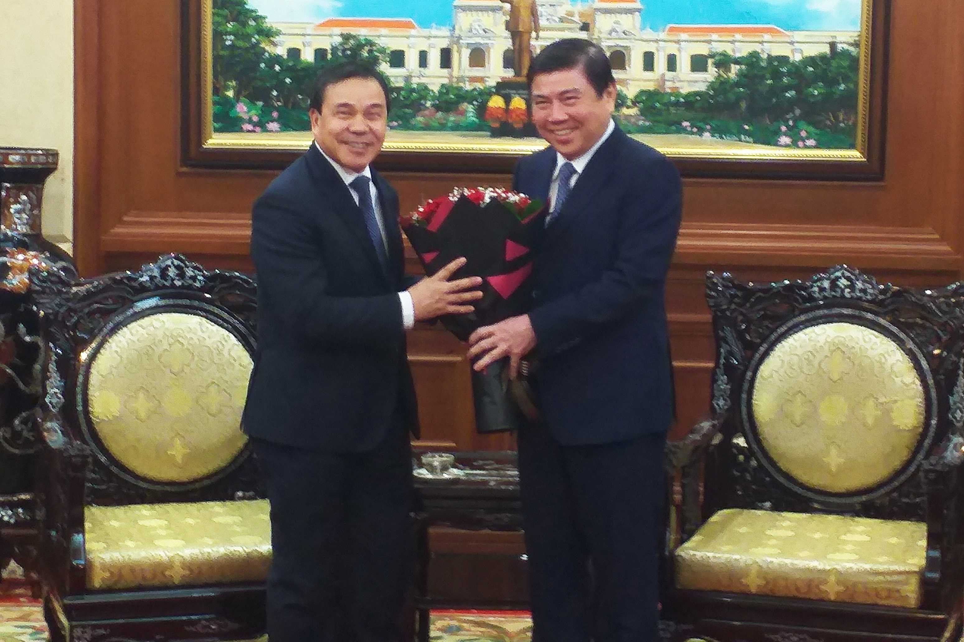 Chu tich UBND TP.HCM tiep tan dai su Lao tai Viet Nam hinh anh