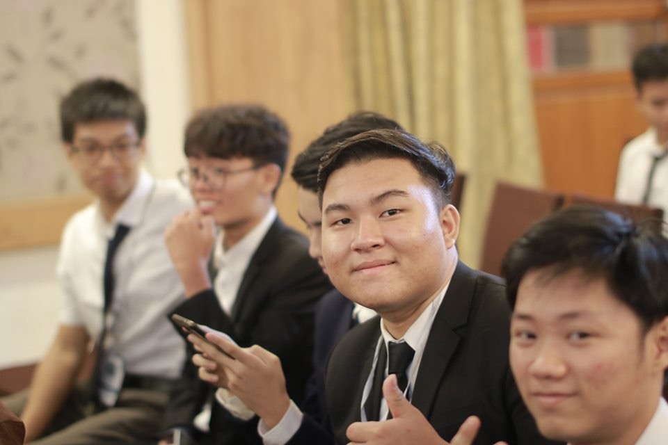 du hoc sinh Viet Nam bi buoc ve nuoc anh 2