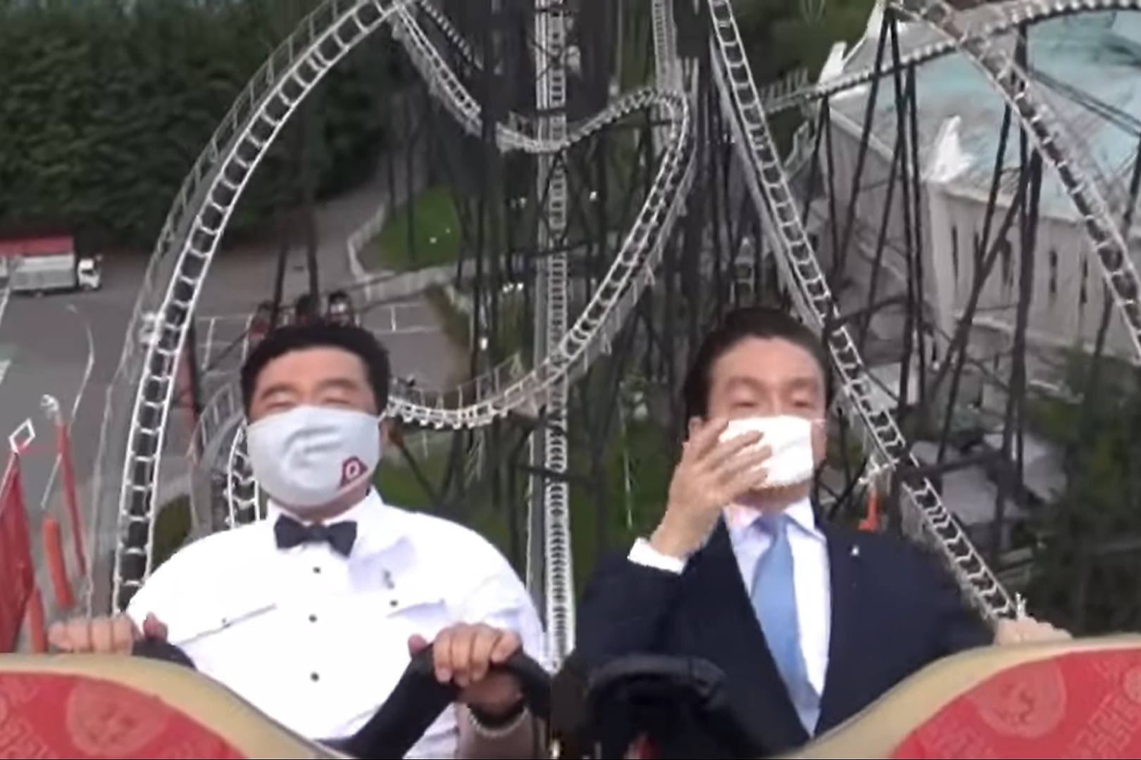 Cong vien yeu cau khach 'het trong tim' khi choi tau luon sieu toc hinh anh