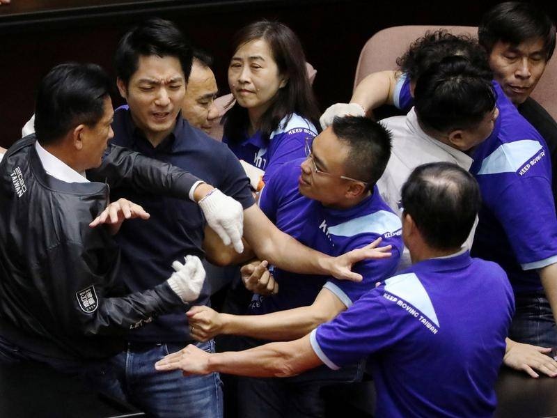 danh nhau tai nghi vien Dai Loan anh 1