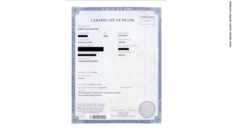 lach luat,  giay chung ta gia,  loi chinh ta,  giay to gia,  Meir Moza,  Robert Berger,  Madeline Signas anh 1