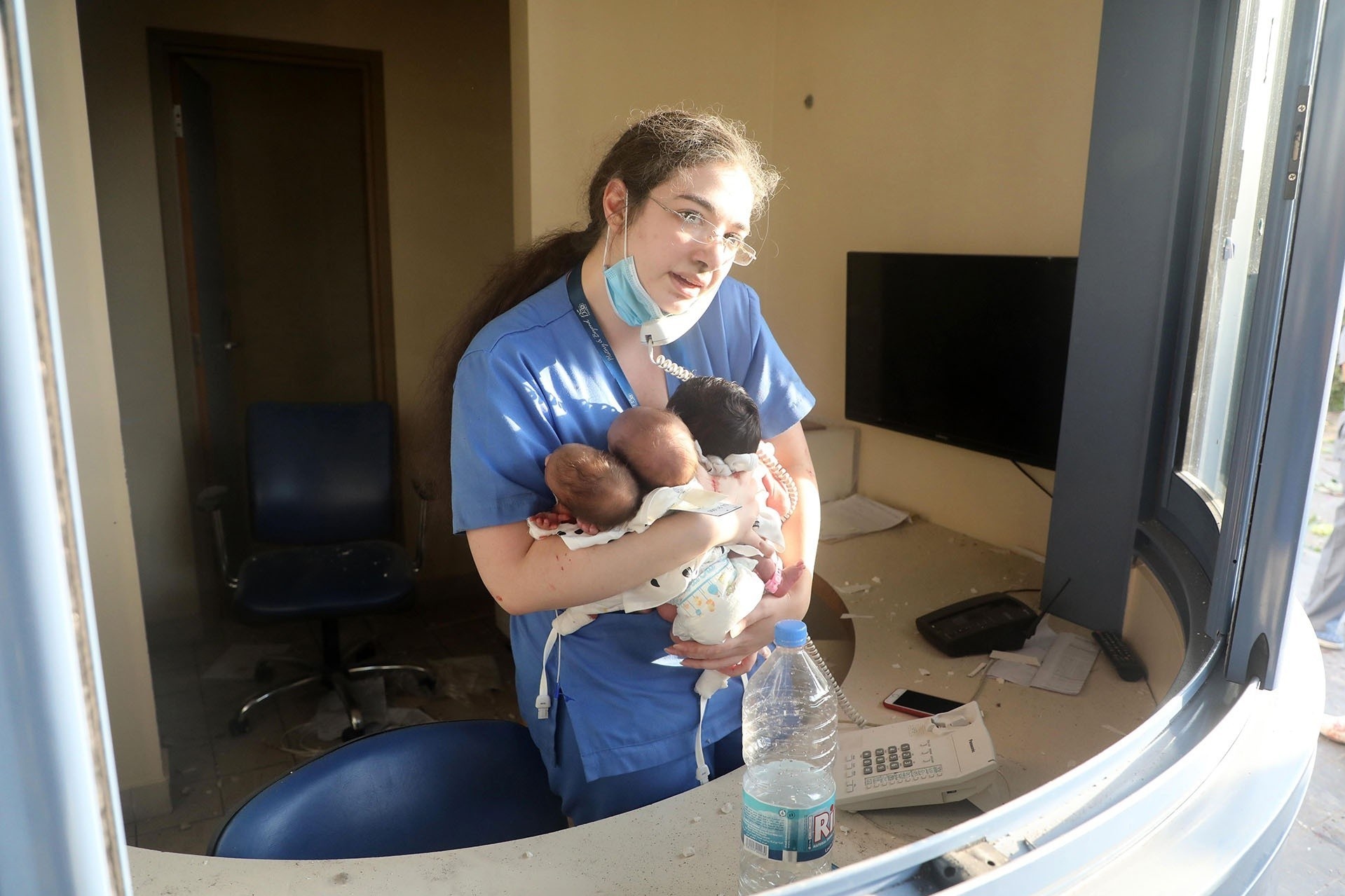 Y ta 'anh hung' cuu 3 em be khoi benh vien bi san phang o Beirut hinh anh