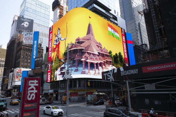 hinh anh ton giao gay tranh cai o times square anh 1