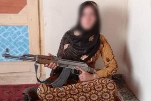 Uan khuc vu thieu nu dung AK-47 ban ha phien quan Taliban hinh anh
