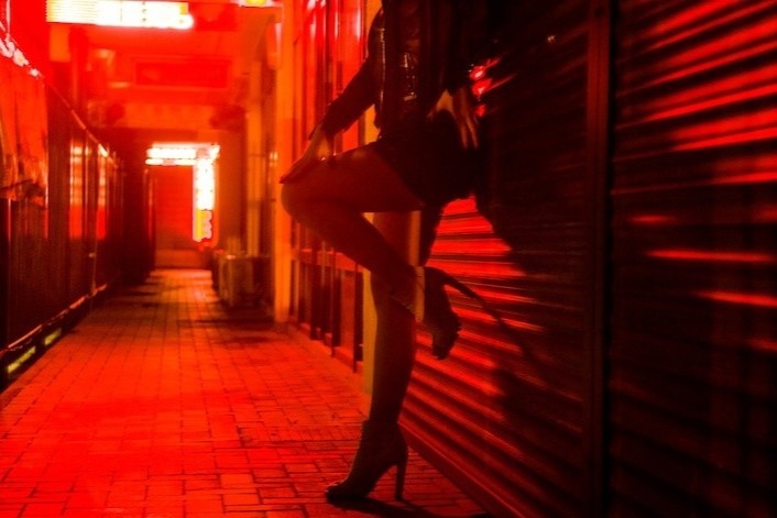 Gai ban dam An Do bi ep tiep khach bat chap Covid-19 hinh anh