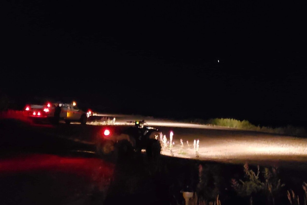 Dan lang dung den pha ho tro may bay ha canh o Alaska hinh anh