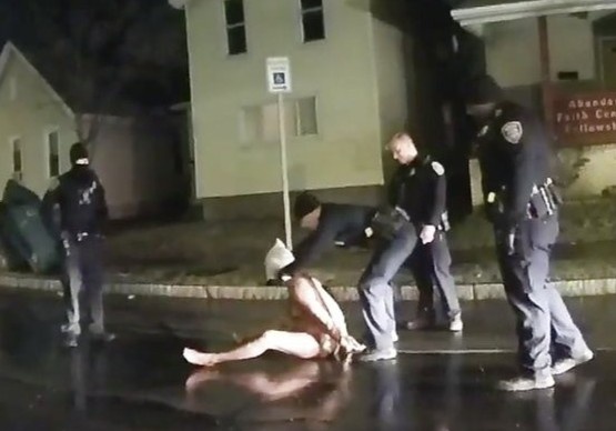 Bi canh sat trum dau va ghi xuong duong, nguoi da den tu vong hinh anh