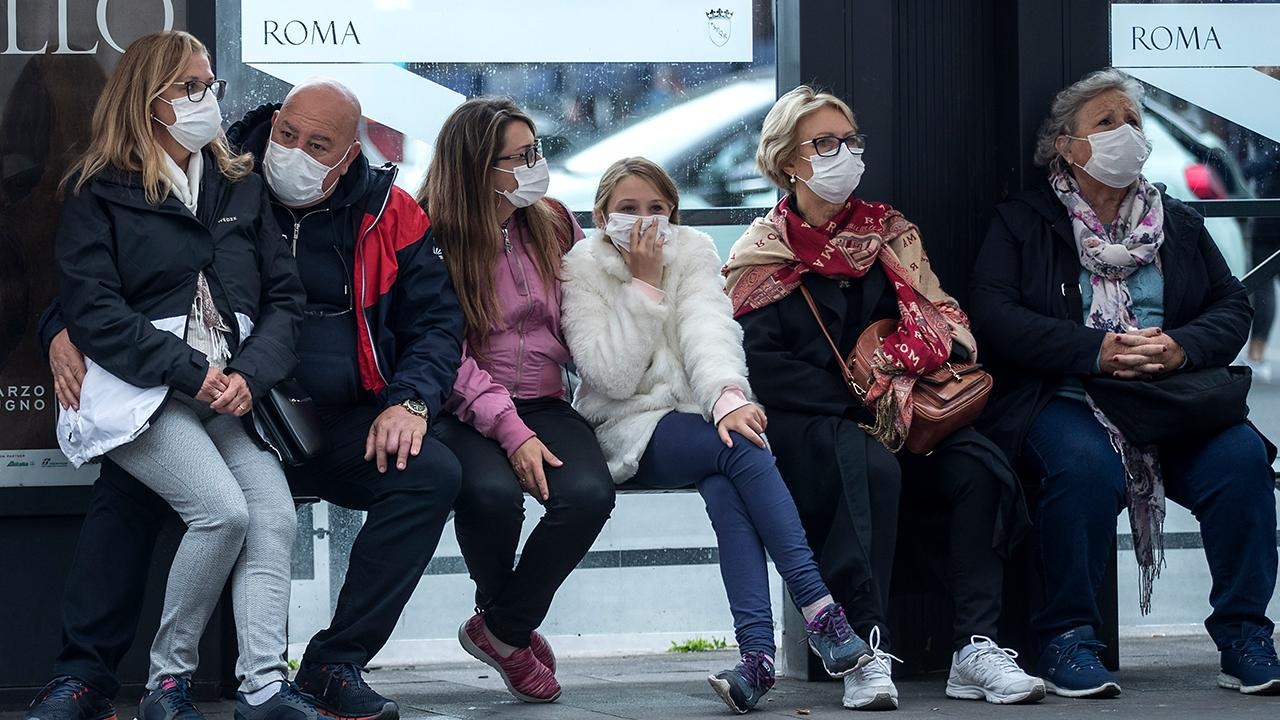 eu chong covid tren duong pho anh 2