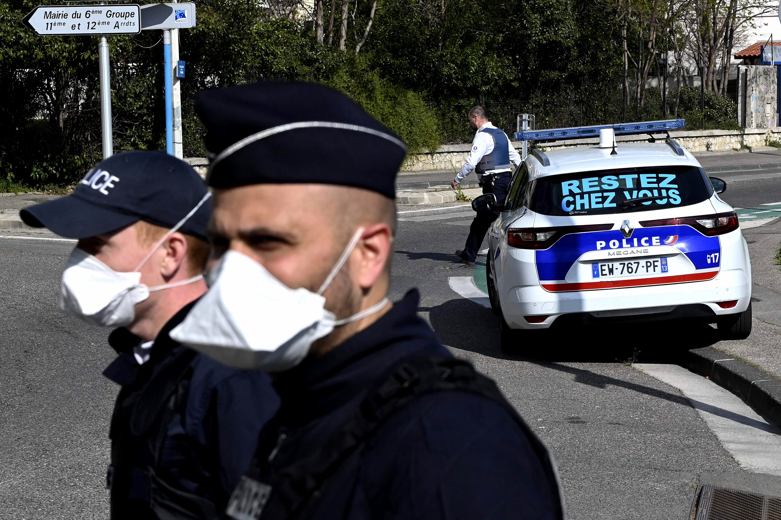 eu chong covid tren duong pho anh 3