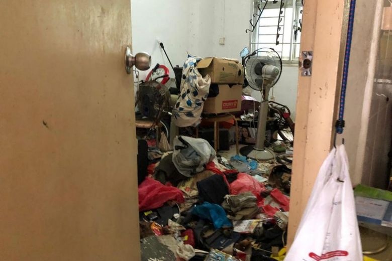 Cu ong 81 tuoi song trong can ho ngap rac hinh anh