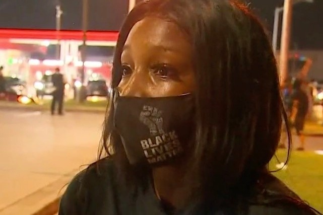 Nguoi phu nu da mau mat viec vi deo khau trang ‘Black Lives Matter' hinh anh