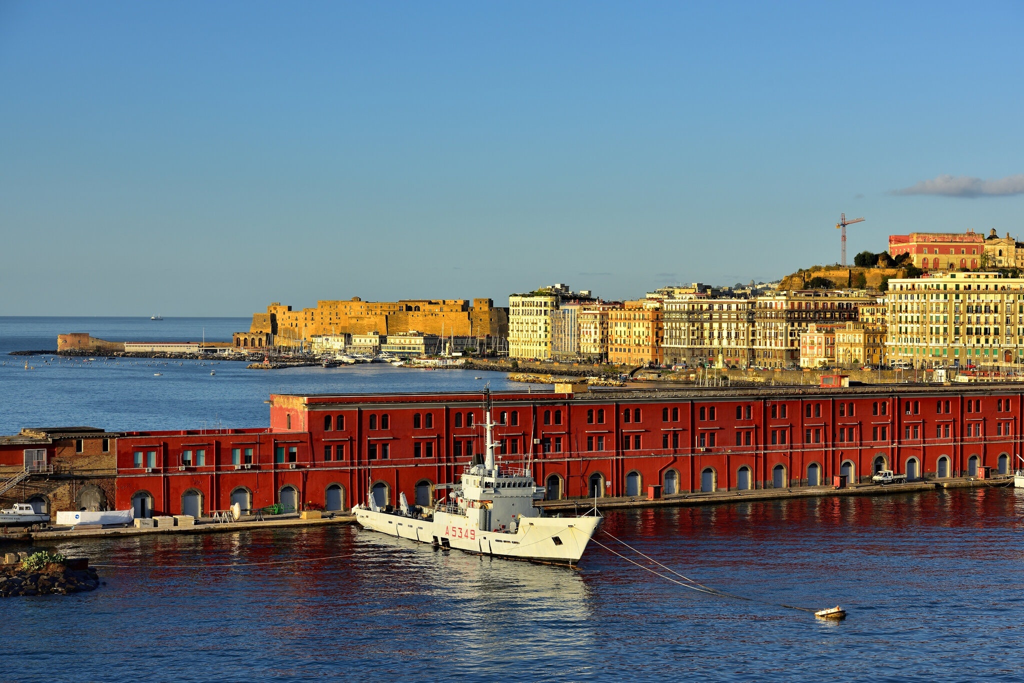 Tau chien Italy bi phat hien van chuyen hang lau hinh anh