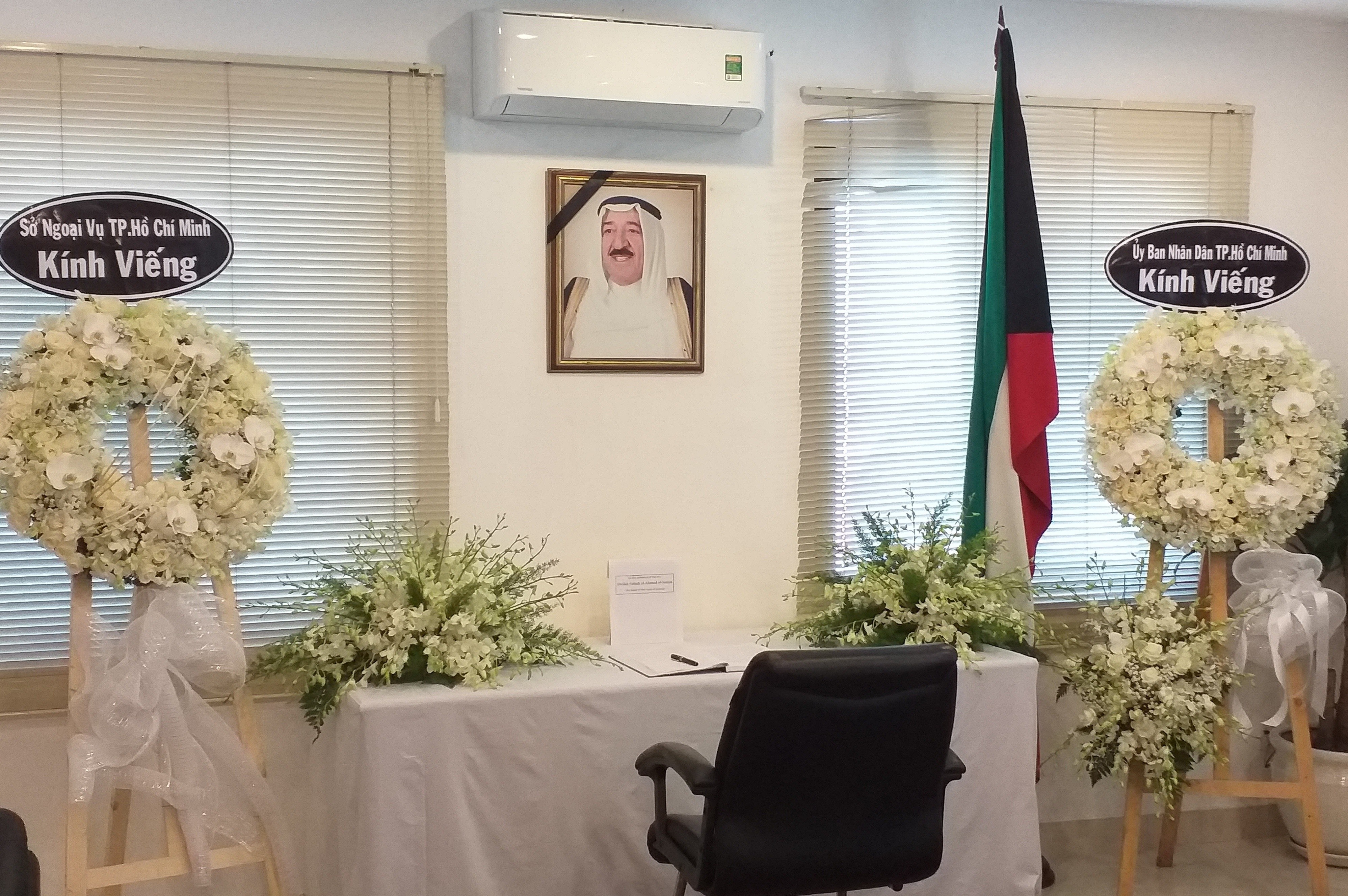 Lanh dao TP.HCM vieng tang Quoc vuong Kuwait hinh anh