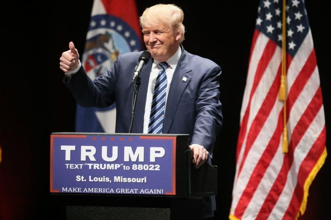 Ong Trump mac Covid-19, nhieu cu tri van tin dai dich la tro lua hinh anh