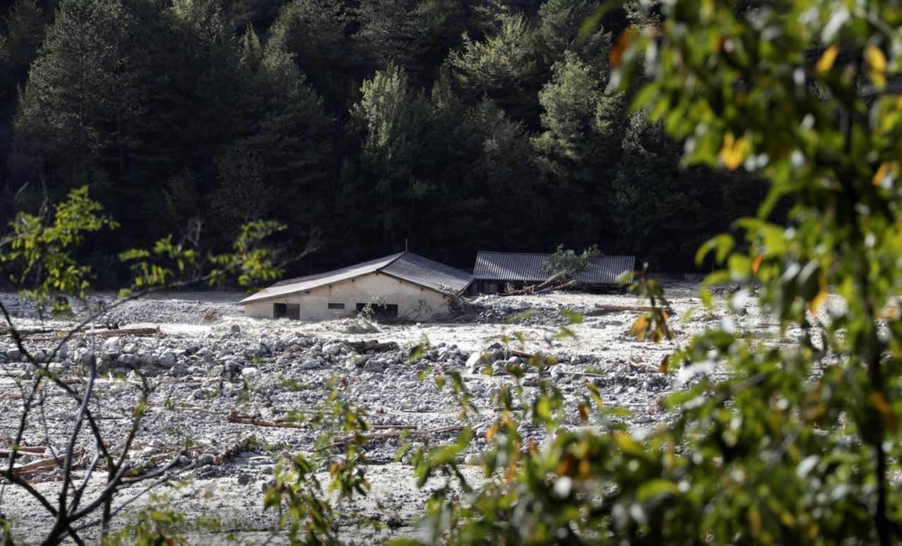 mua bao gay thiet hai nang o Italy va Phap anh 10