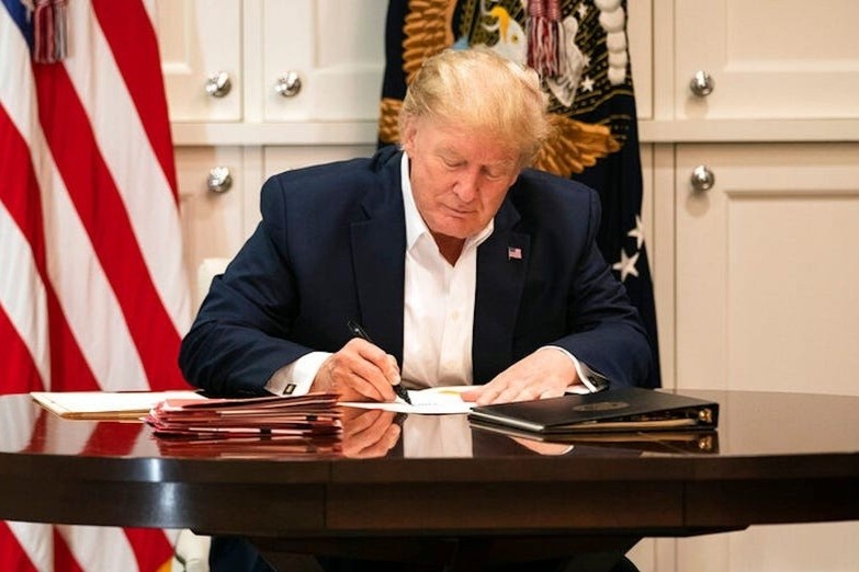 Tong thong Trump tuc gian khi xem tivi trong benh vien hinh anh