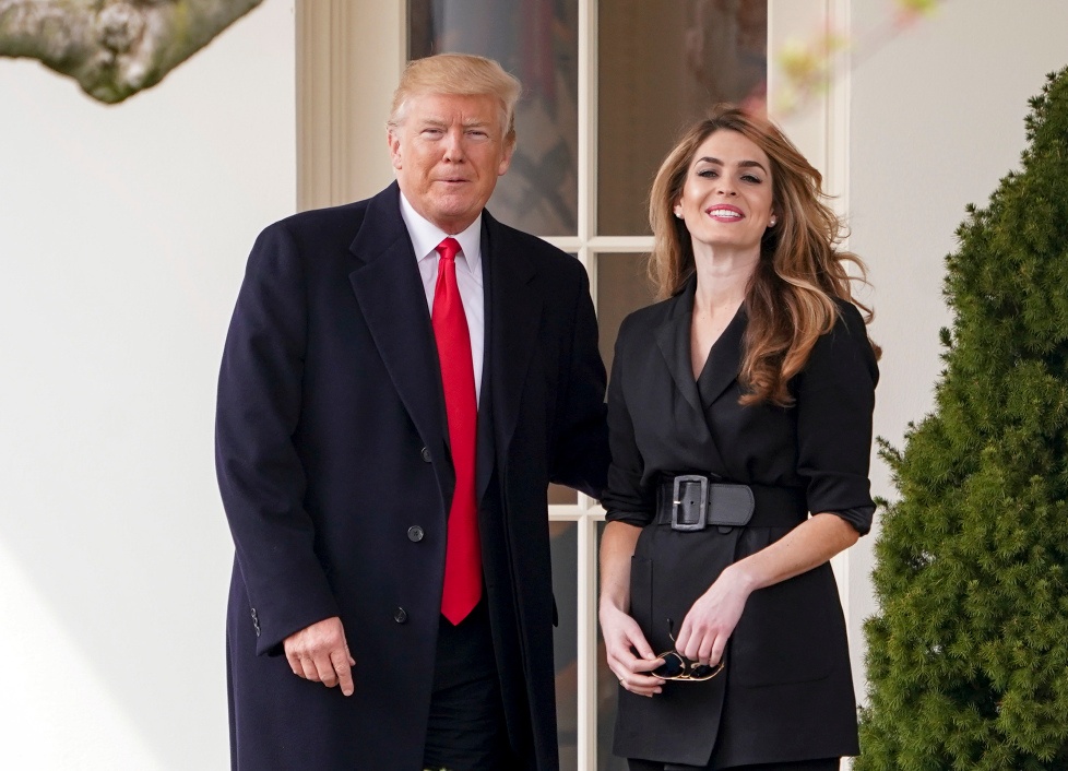 Truoc khi nhiem virus, co van Hope Hicks la van may cua ong Trump hinh anh