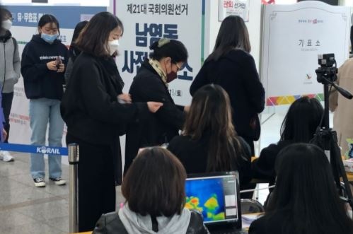 phuong Tay chong dich khong bang chau A? anh 14