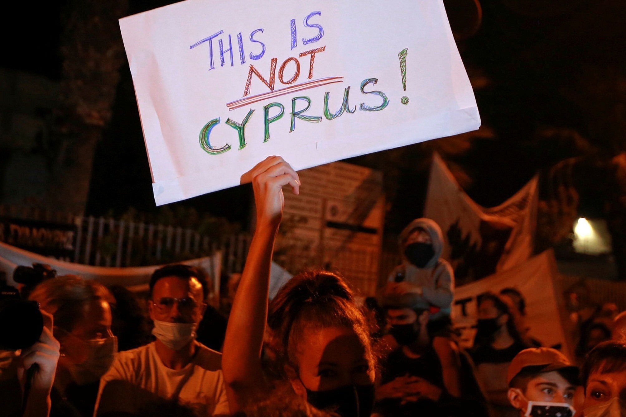 Thi truong mua ban quoc tich va visa bung no hinh anh