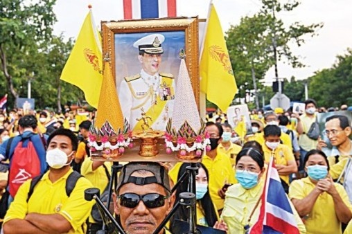 Phe ao vang xuong duong bieu tinh o Thai Lan hinh anh