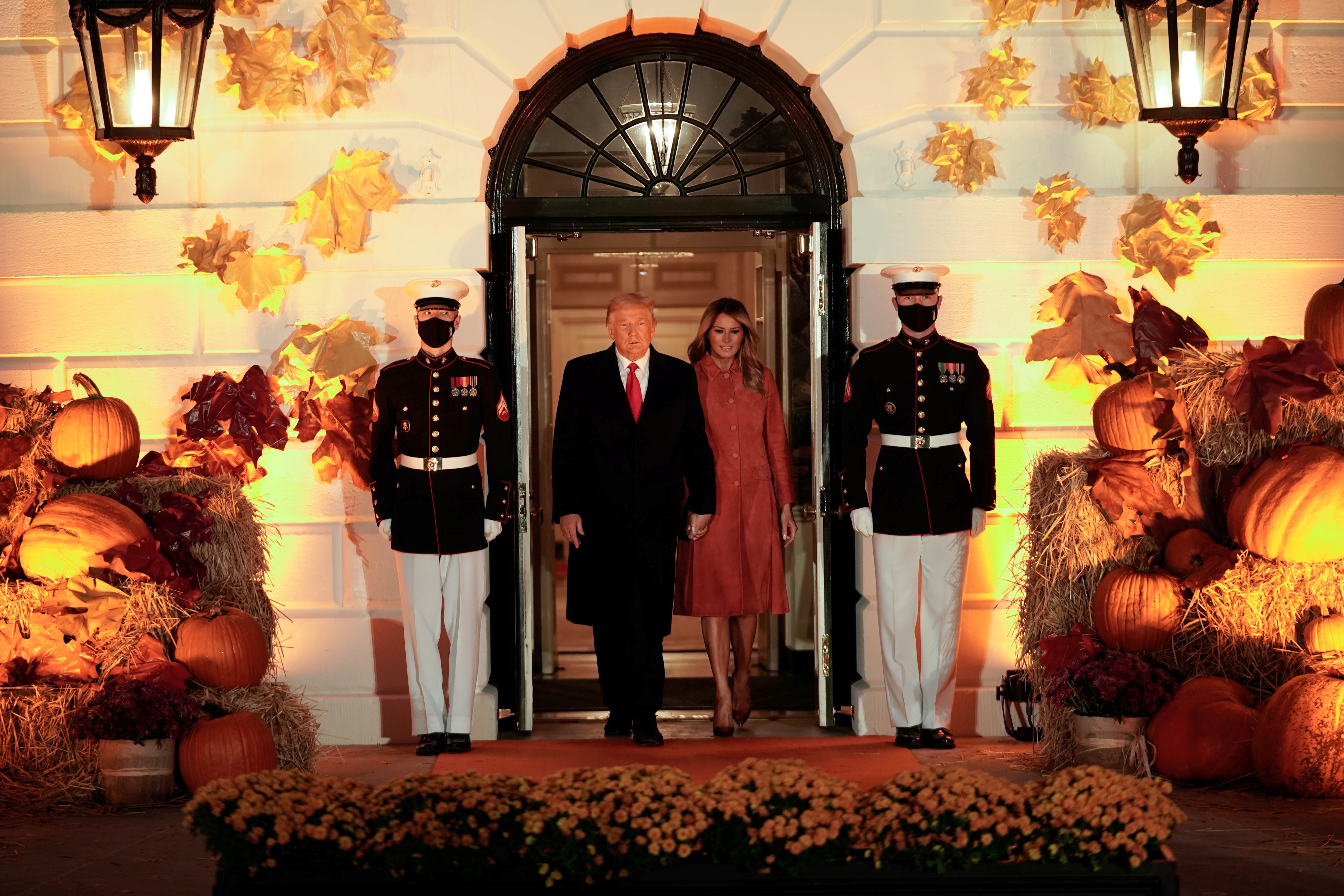 vo chong Trump to chuc tiec Halloween anh 1