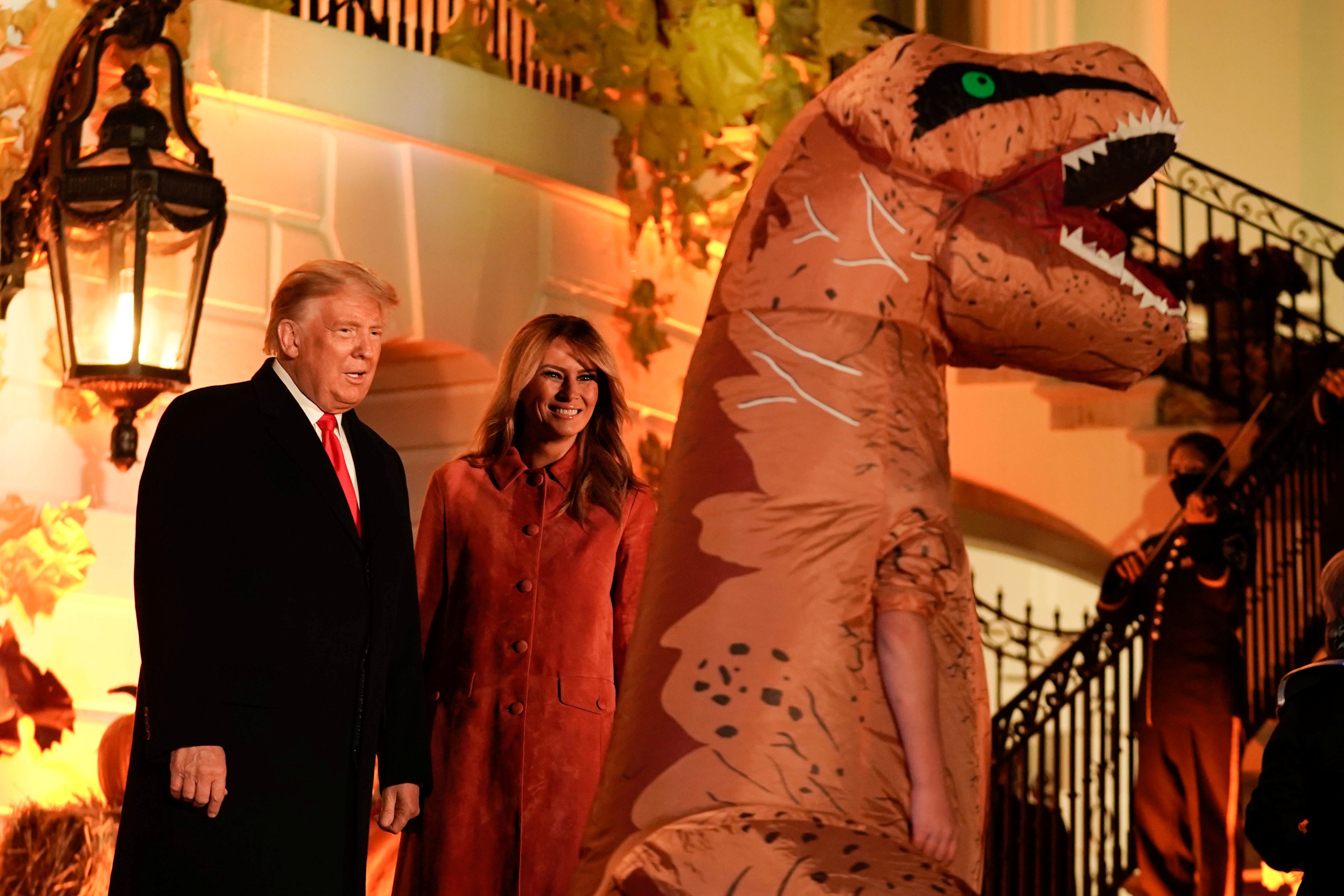 vo chong Trump to chuc tiec Halloween anh 2