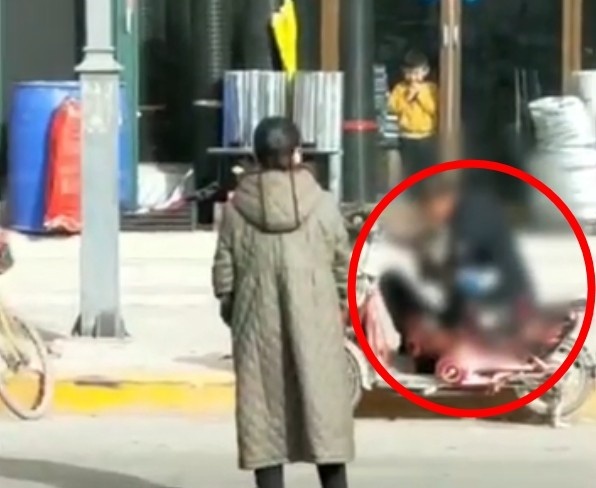 danh vo den chet tren duong pho Trung Quoc anh 1