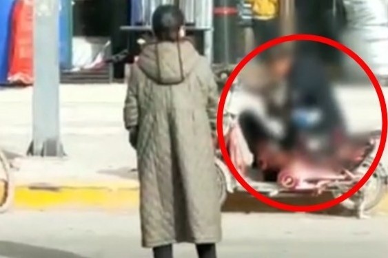 Nguoi dan ong Trung Quoc danh vo den chet khien du luan phan no hinh anh