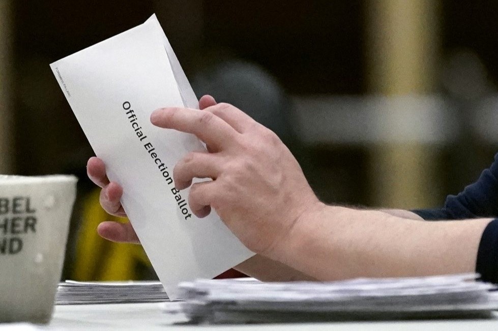 Nhan vien gap rut kiem phieu tai cac bang chien truong hinh anh