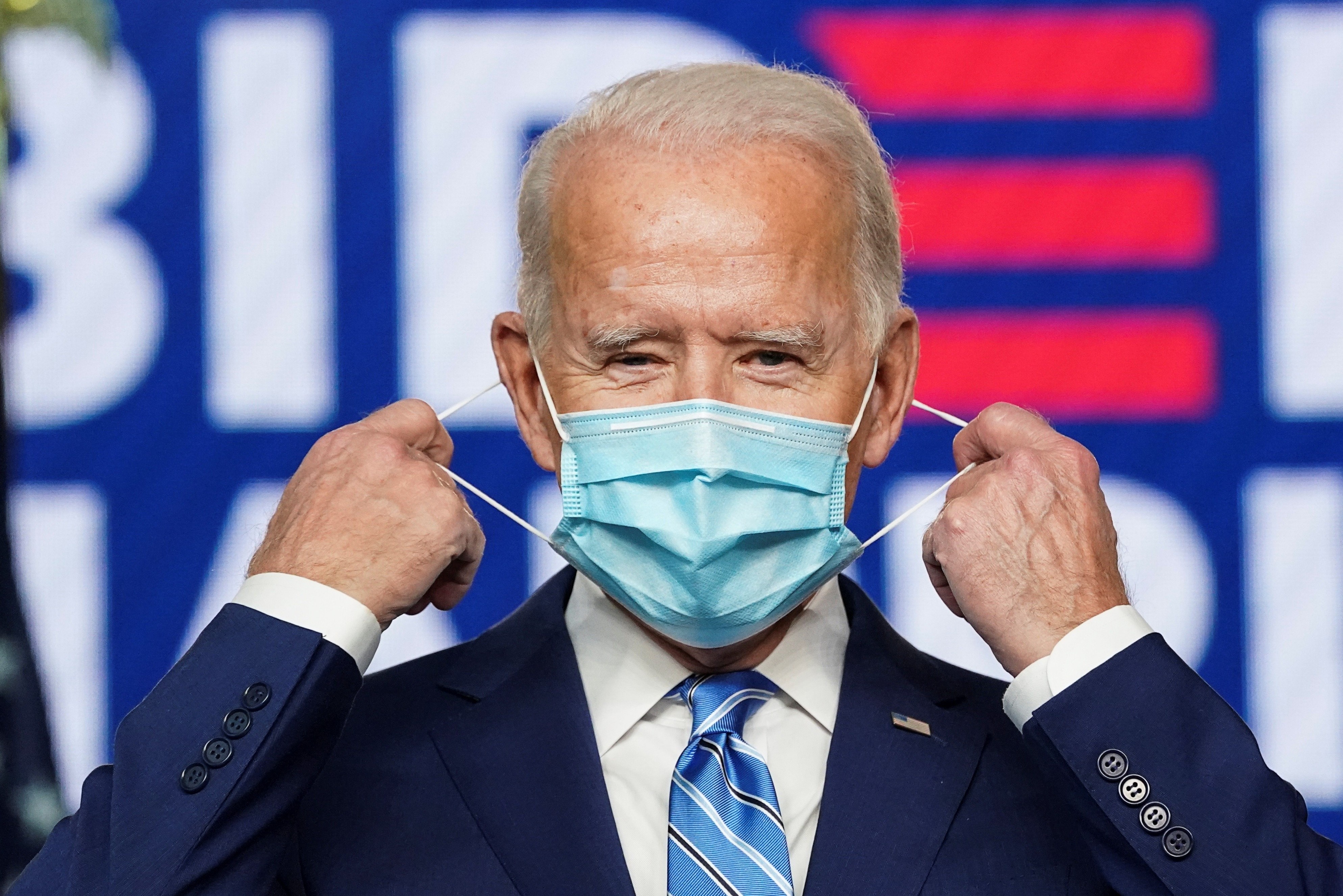 Tai sao ong Biden luon deo khau trang? hinh anh