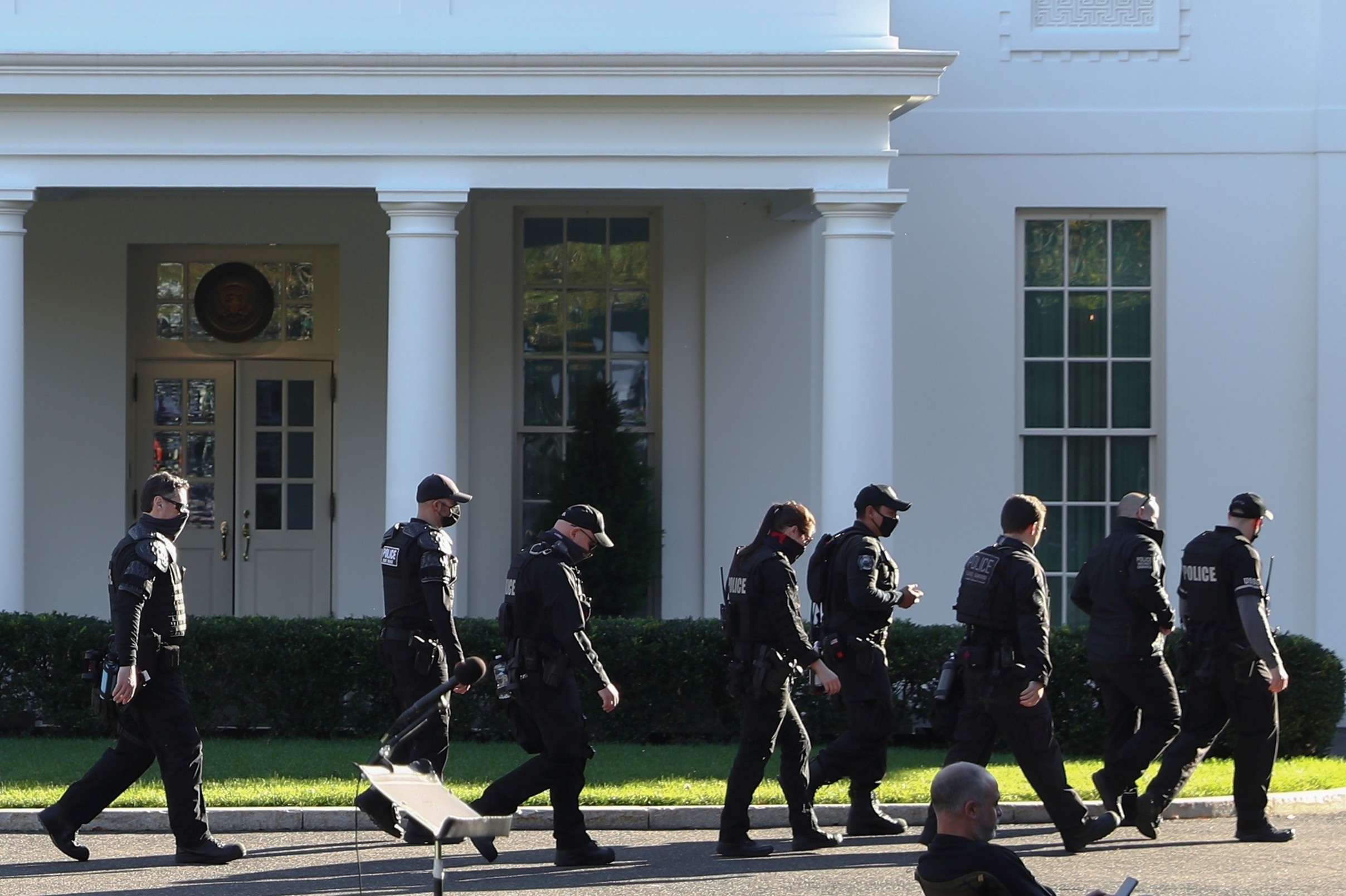 Hon 130 mat vu phai cach ly Covid-19 sau khi ho tong ong Trump hinh anh