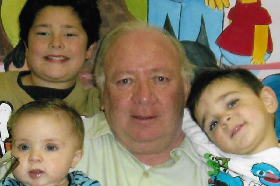 Cu ong duoc phong thich giua luc thu an 505 nam tu hinh anh