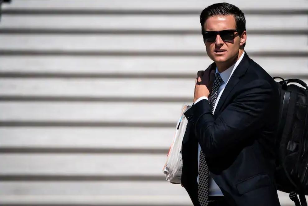 canh tay phai cua Trump anh 1