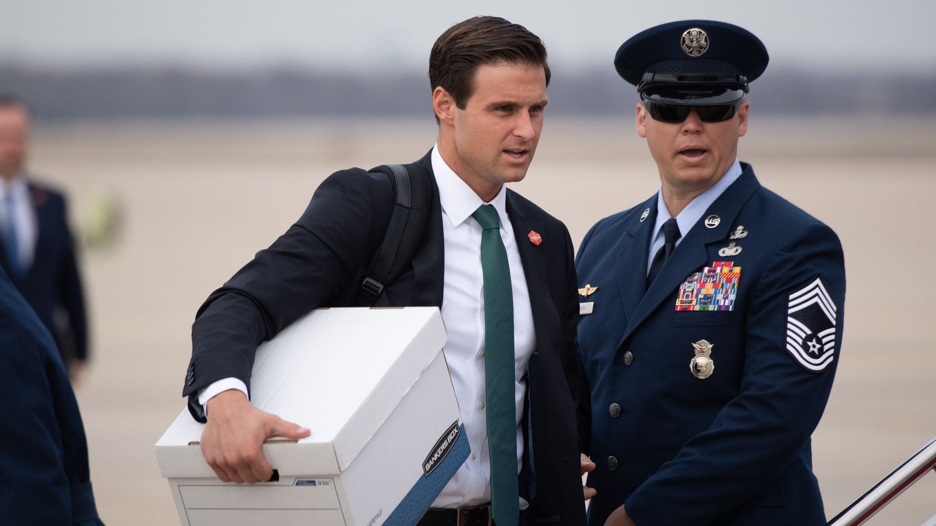 canh tay phai cua Trump anh 4