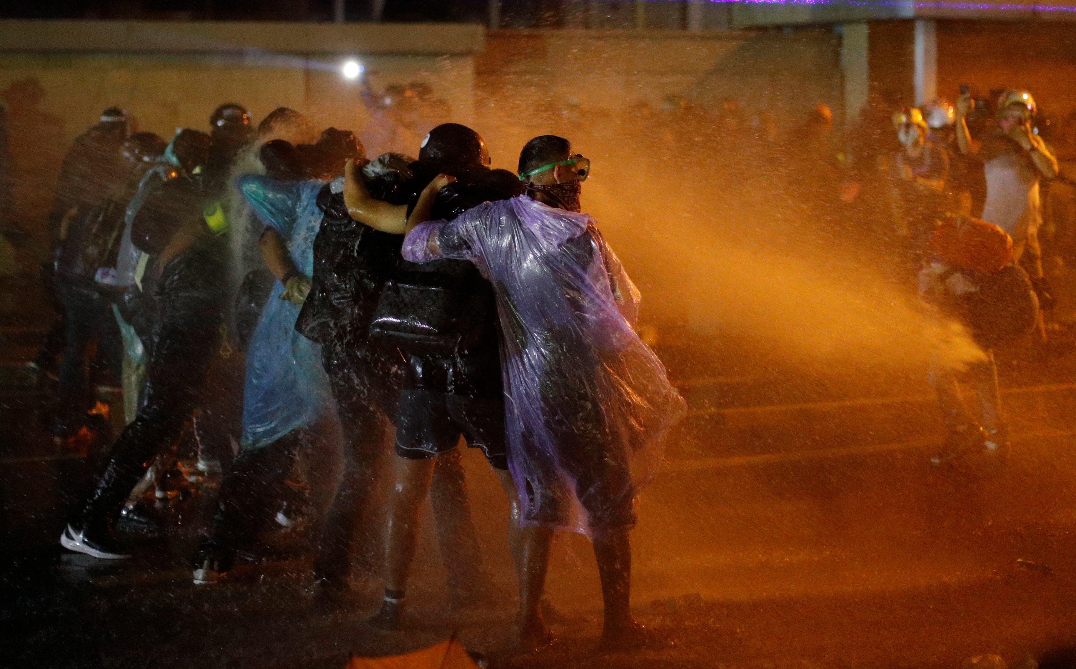 Phe bieu tinh gia tang doi dau voi canh sat Thai, 18 nguoi bi thuong hinh anh