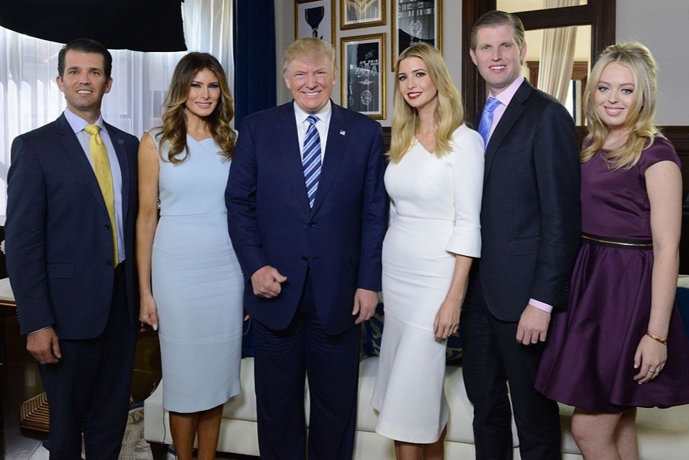 Chinh tri hay kinh doanh - bai toan cho gia toc Trump hau Nha Trang hinh anh