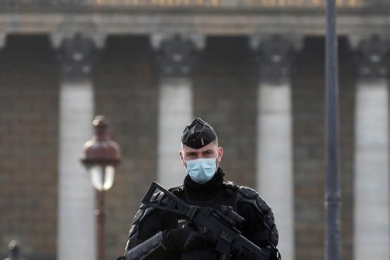 canh sat Phap bi ban chet anh 1