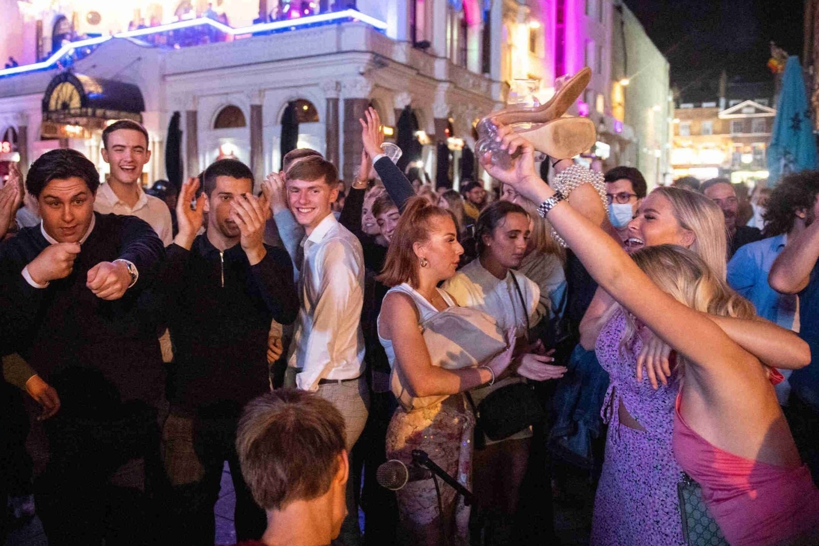 Dan Los Angeles phan doi to chuc tiec mung nam moi vi dai dich hinh anh