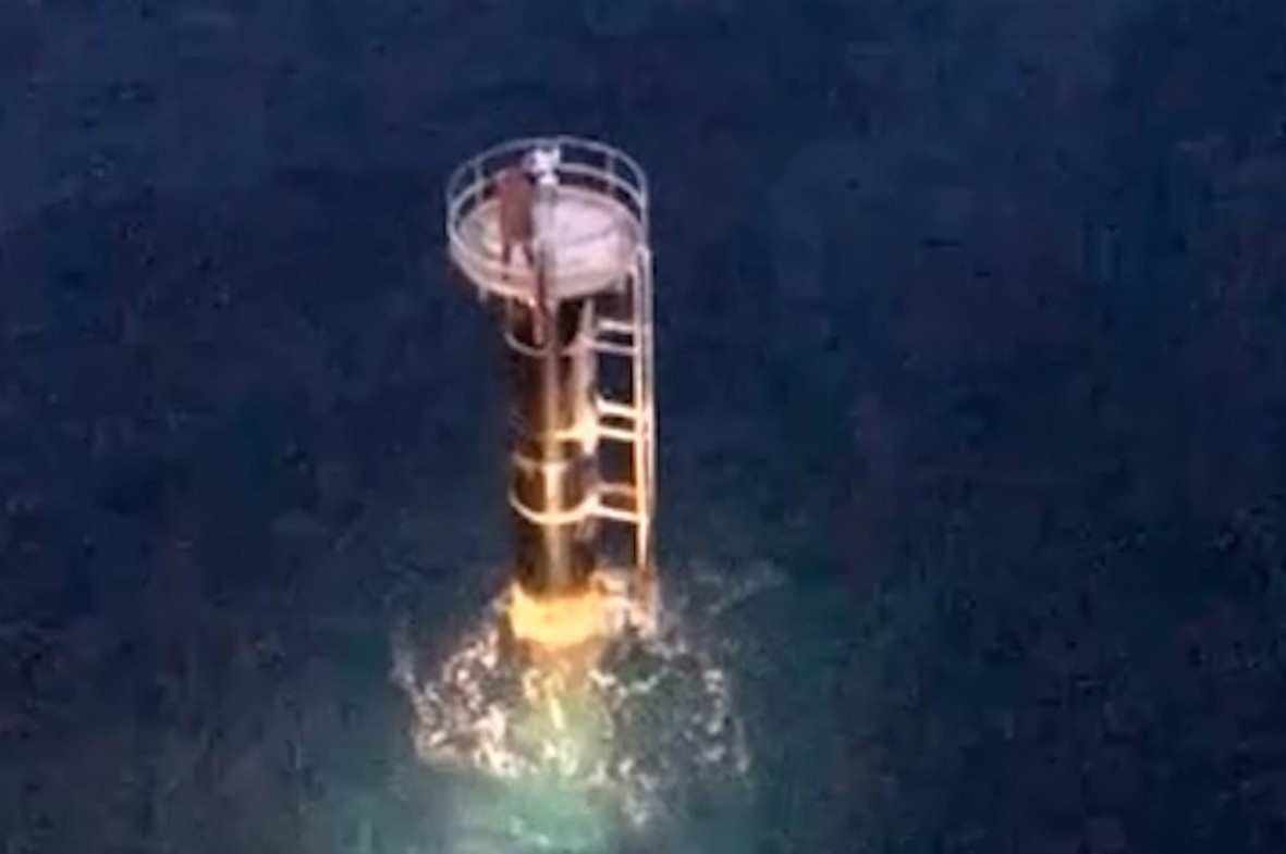 Roi khoi du thuyen, nguoi dan ong duoc tim thay tren ngon hai dang hinh anh