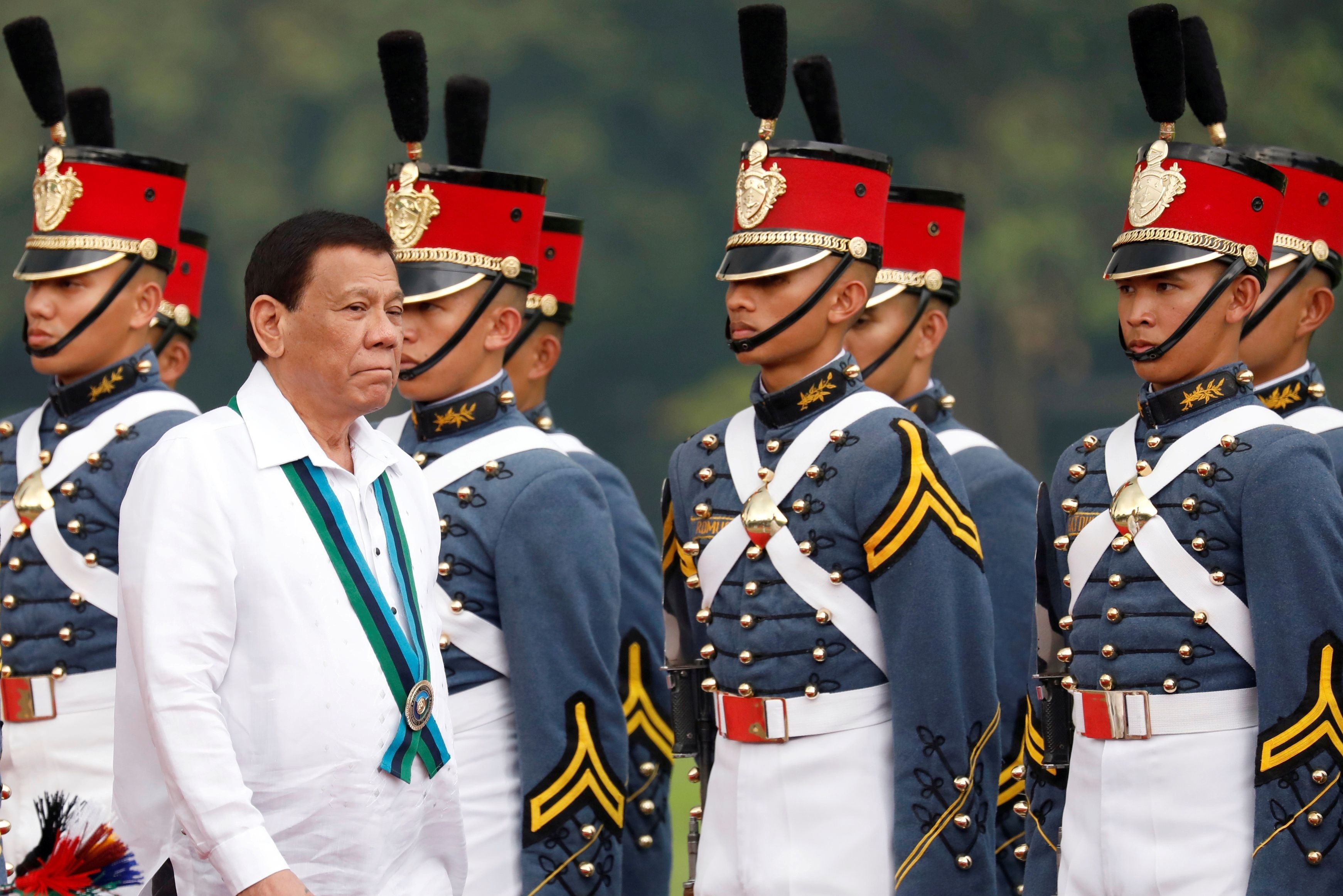 Can ve cua Tong thong Duterte duoc tiem vaccine lau hinh anh