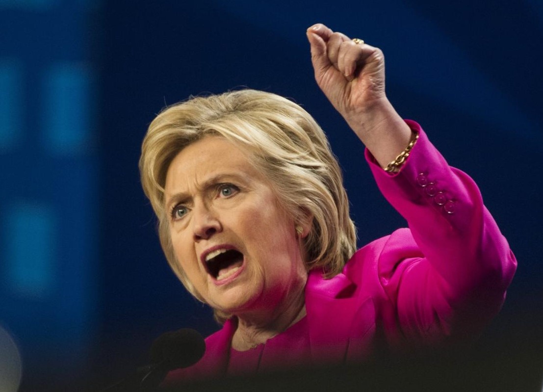 Ba Clinton noi ong Trump 'khong con gi de mat' hinh anh