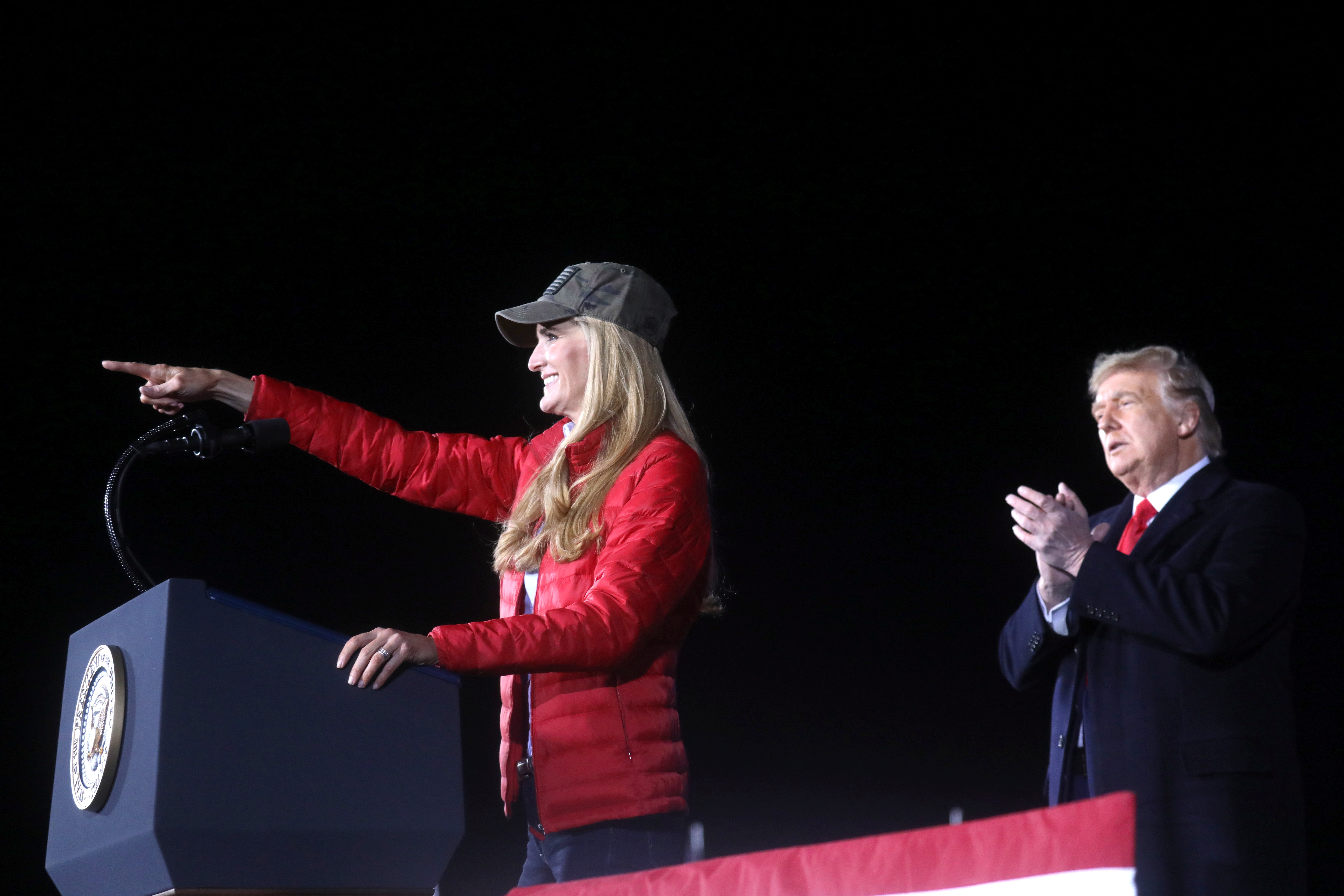 Loeffler ung ho Trump lat keo anh 1