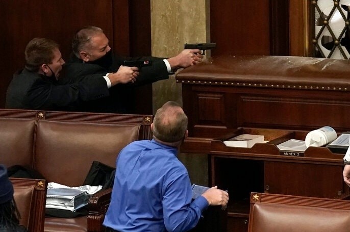 Nguoi ung ho ong Trump bi ban chet khi chiem dong Dien Capitol hinh anh